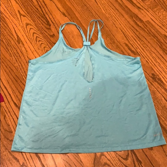 Bundle of Four Nike dri-fit Nike breathe tanks - Picture 3 of 16